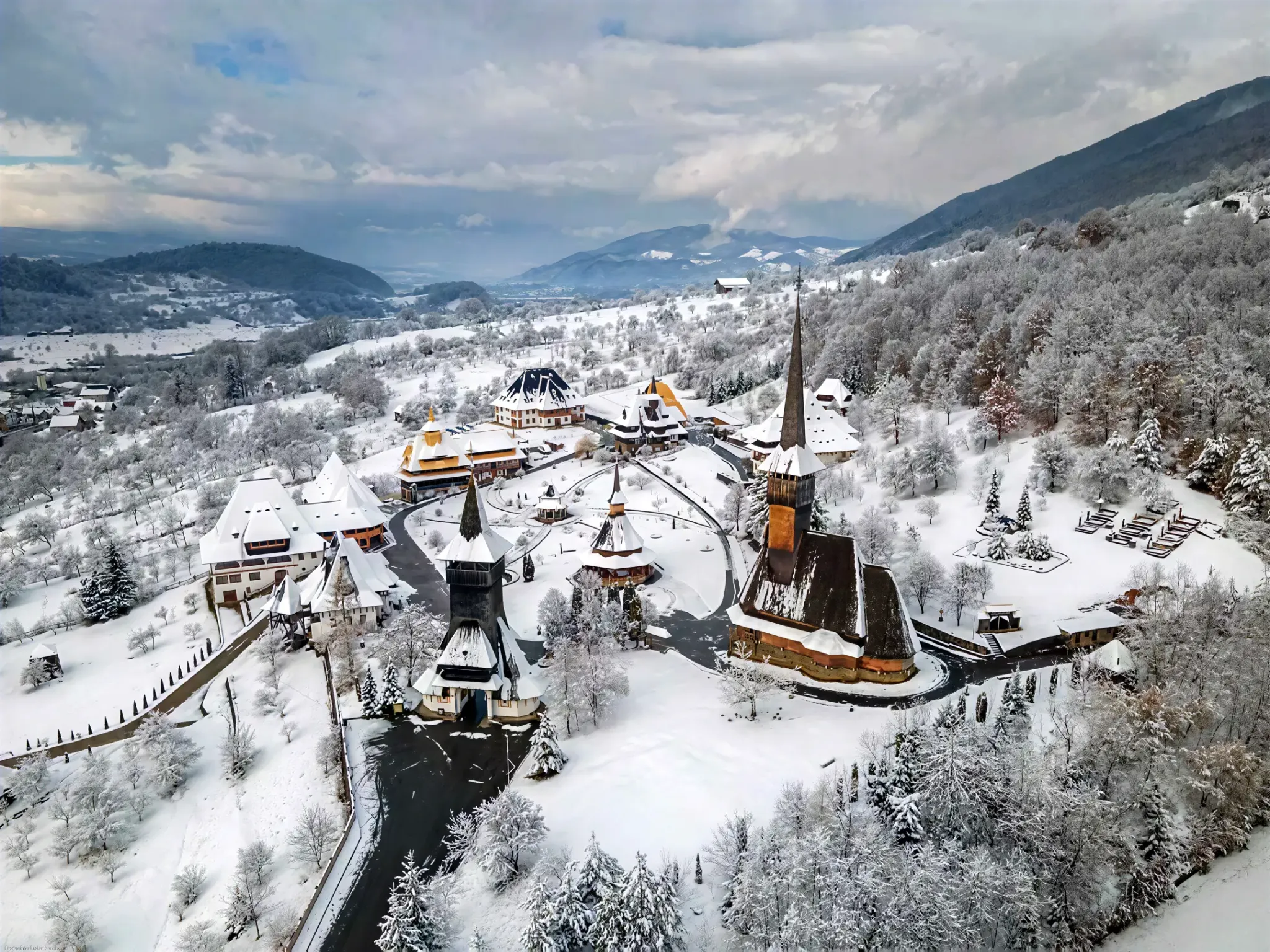 Peisaj de iarnă și mănăstire din Maramureș